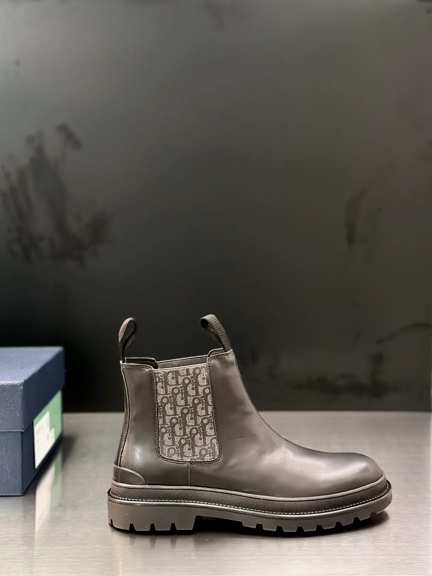 Men's shoes 💰920 Dior Dior high-top sneakers, top-quality goods produced in Dongguan, show version, leading counter trial style, Nappa cowhide material, light and breathable, soft and comfortable, easier to put on and take off, calfskin leather edging, distinctive sports style, genuine leather tongue Dior letter badge, showing the brand style, lightweight embossed pattern rubber sole, light and genuine leather feet, with original packaging Size: 39-40-41-42-43-44 (45, 46 customized) leather shoe size